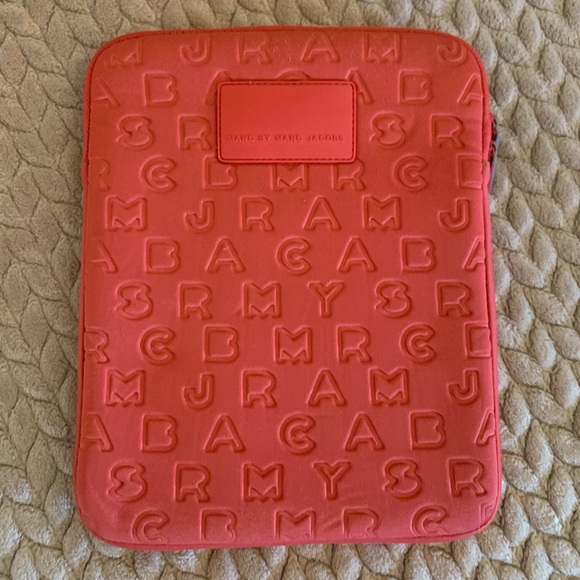 MARC by Marc Jacobs Tech BAG Pouch Storage Travel Red Padded Foam Embossed - Picture 1 of 13
